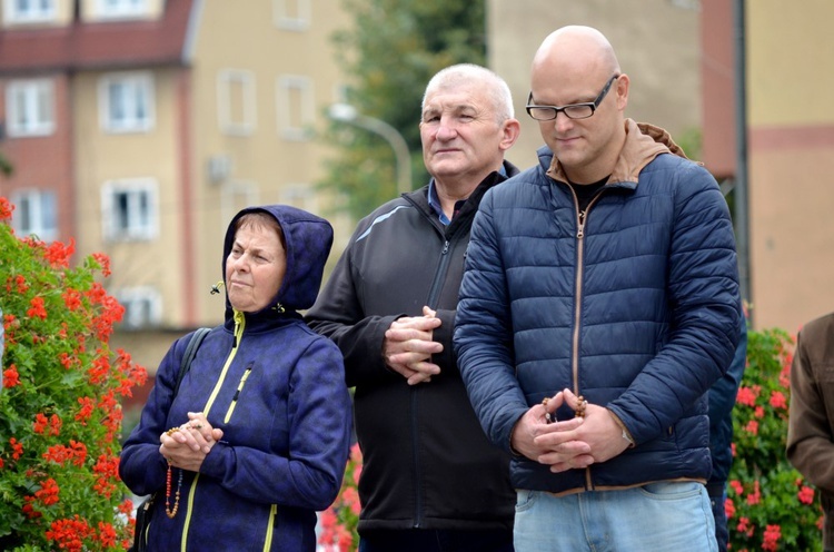 Świdnica. Różańcową modlitwę zaczęli na ulicy