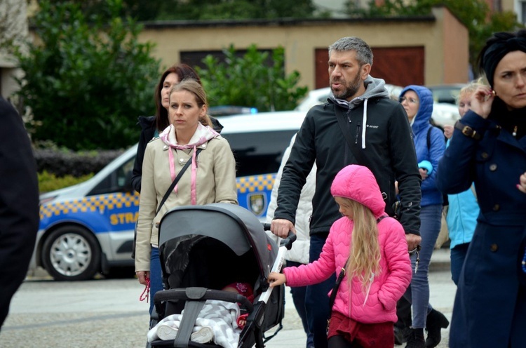 Świdnica. Różańcową modlitwę zaczęli na ulicy