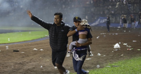 Indonezja/ Władze: zweryfikowano liczbę ofiar zamieszek po meczu piłkarskim; zginęło 125 osób