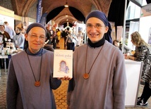 Żebrzące siostry wydały książkę o swojej misji