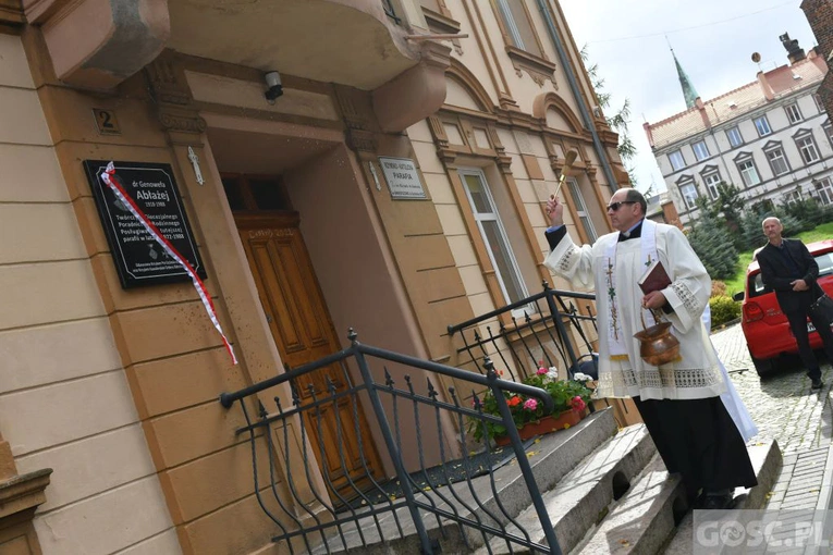 Świebodzin. Tablica poświęcona twórczyni diecezjalnego poradnictwa rodzinnego 
