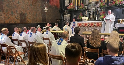 Maturzyści w kaplicy Matki Bożej na Jasnej Górze