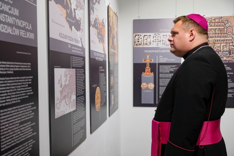 Stauroteka z Ostrowa Lednickiego w Santoku