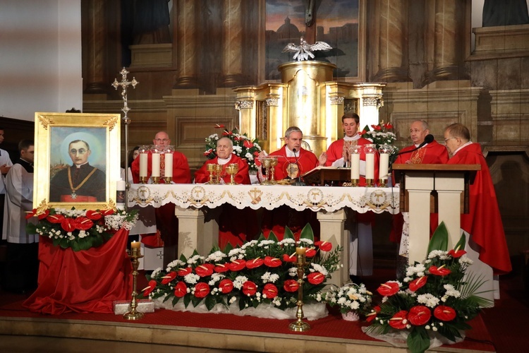 Uroczystościom przewodniczył biskup ordynariusz.