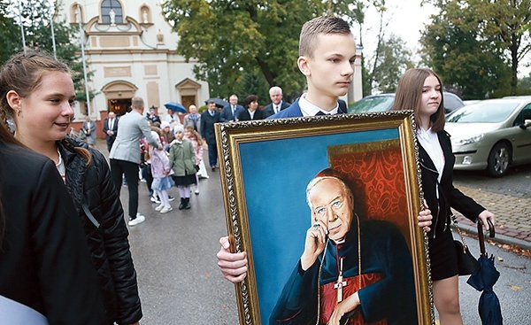 Młodzież z poświęconym obrazem Prymasa Tysiąclecia.