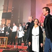 	Koncert finałowy otworzyli wspólnie:  (od lewej, na pierwszym planie): ks. Mirosław Szewieczek, Agnieszka Bożek i ks. Mateusz Dudkiewicz. 