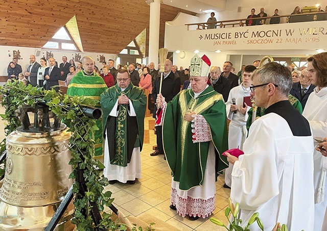 	Uroczystość poświęcenia nowego daru.