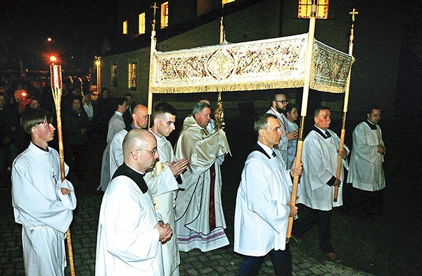 Po Mszy Świętej wierni przeszli za Najświętszym Sakramentem niesionym przez arcybiskupa w procesji przed kościołem.