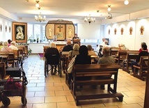 Msza św. w kaplicy – pani Teresa czyta pierwsze czytanie.