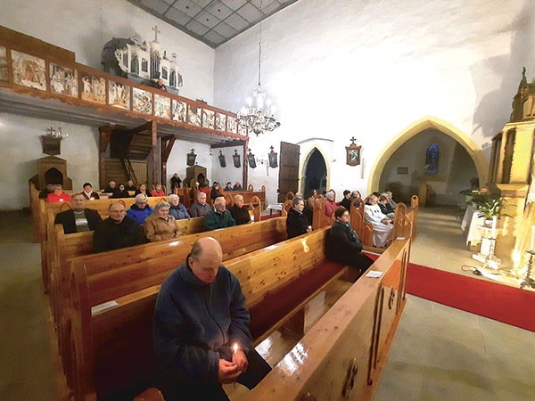 ▲	Po Eucharystiach odbywały się nabożeństwa. Na zdjęciu: Droga Światła.