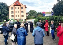 ▲	Do modlitwy na skrzyżowaniu Złotoryjskiej i Grunwaldzkiej dołączyły siostry służebnice Przenajświętszej Krwi.  