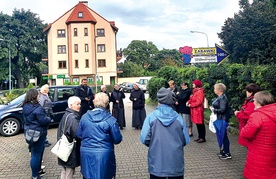 ▲	Do modlitwy na skrzyżowaniu Złotoryjskiej i Grunwaldzkiej dołączyły siostry służebnice Przenajświętszej Krwi.  