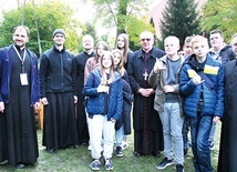 ▲	Uczestnicy zjazdu chętnie fotografowali się ze swoim biskupem. 