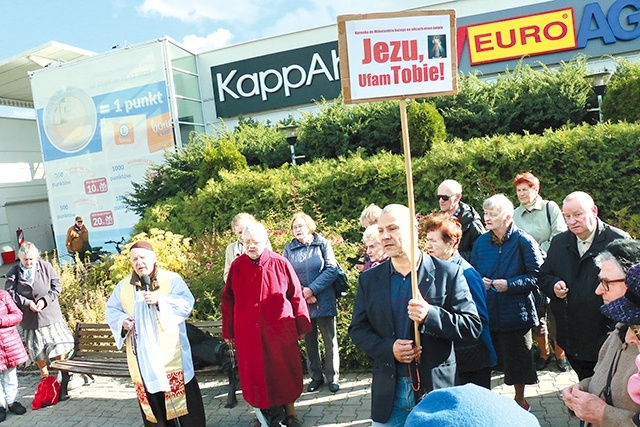 ▲	Modląc się w miejscu publicznym, wierni dają świadectwo wiary. 