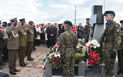 Po odsłonięciu symbolicznego grobu odbył się apel poległych. Obecne były wojsko i poczty sztandarowe.