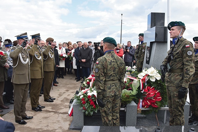 Po odsłonięciu symbolicznego grobu odbył się apel poległych. Obecne były wojsko i poczty sztandarowe.