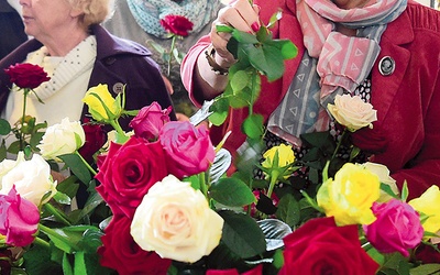 ▲	Po modlitwie o. Marian pobłogosławił róże, które wierni wzięli do domów.