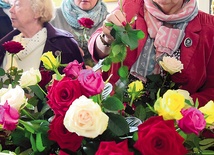 ▲	Po modlitwie o. Marian pobłogosławił róże, które wierni wzięli do domów.