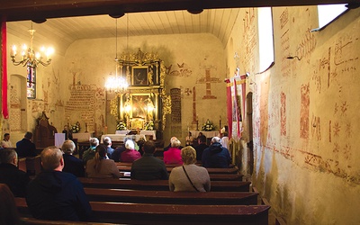 ◄	Źródła podają,  że już w 1437 roku w miejscowości działała parafia.