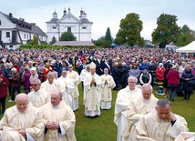 W wydarzeniu uczestniczyło około 2 tys. wiernych. Towarzyszyło im niemal stu księży.