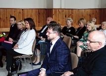 Wśród gości w pierwszym rzędzie (od lewej): Marcin Kaca, Kinga Bogusz, Elwira Skoczek, dyrektor Wydziału Zdrowia i Polityki Społecznej, Jerzy Zawodnik, ks. Jarosław Wojtkun.