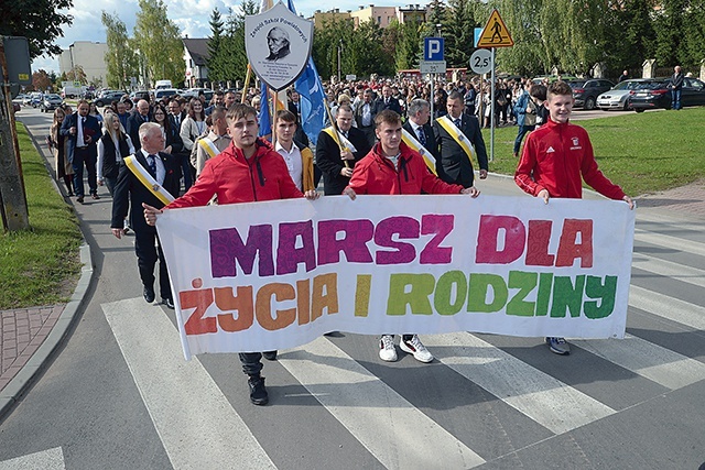 Uczestnicy przeszli z kościoła Podwyższenia Krzyża Świętego na plac za domem kultury.