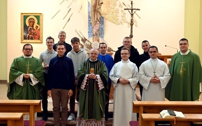 Grupowe zdjęcie kleryków z przełożonymi i biskupem.