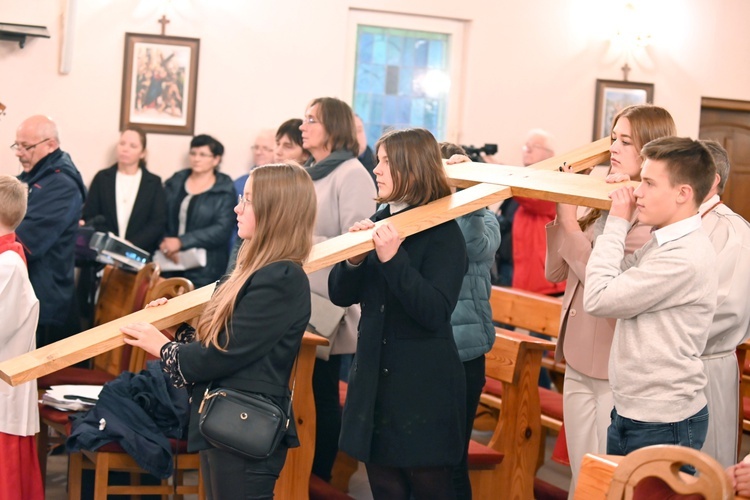 Rozpoczęcie peregrynacji symboli ŚDM w diecezji świdnickiej