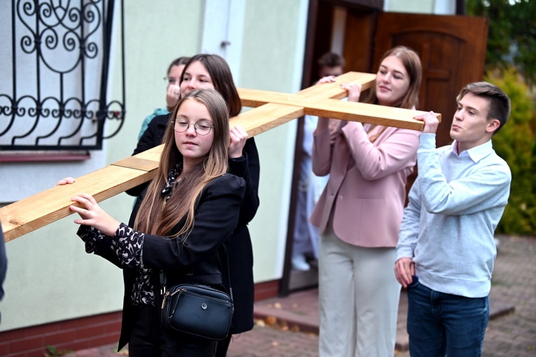 Rozpoczęcie peregrynacji symboli ŚDM w diecezji świdnickiej