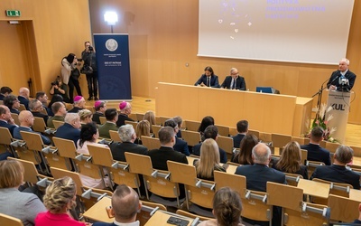 W inauguracji wzięli udział przedstawiciele władz samorządowych i wojewódzkich, a także Wielki Kanclerz KUL abp Stanisław Budzik i inni biskupi.