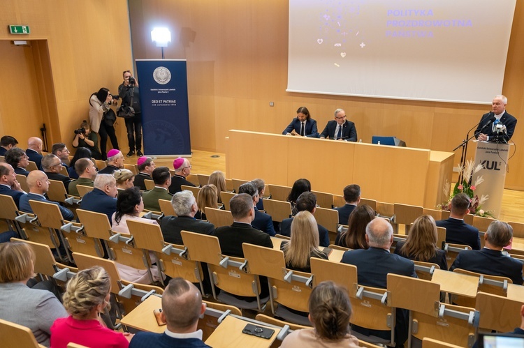 W inauguracji wzięli udział przedstawiciele władz samorządowych i wojewódzkich, a także Wielki Kanclerz KUL abp Stanisław Budzik i inni biskupi.