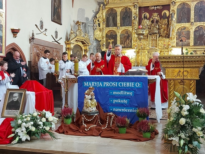 Relikwiami błogosławi proboszcz ks. Marek Kucharski.