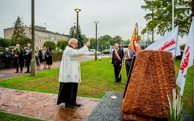 Poświęcenia tablicy dokonał ks. Mariusz Piotrowski.