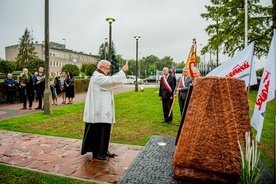 Poświęcenia tablicy dokonał ks. Mariusz Piotrowski.