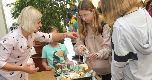 Charytatywny Dzień Ciasteczkowy dla Mai