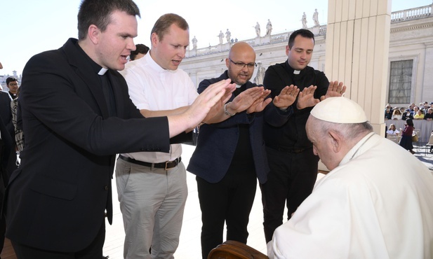 Papież do duszpasterzy: przyprowadzajcie młodych do Boga w modlitwie