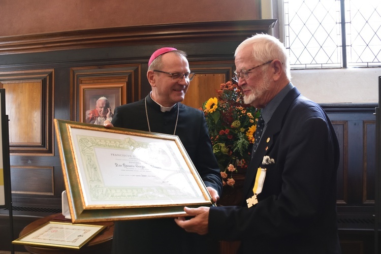 Papieski medal za działalność charytatywną