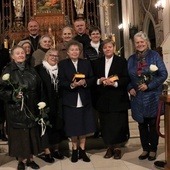 Bp Marek Solarczyk i ks. Piotr Walkiewicz z wdowami pobłogosławionymi. W pierwszym rzędzie z krzyżem i brewiarzem (druga z prawej) Danuta Dulewicz, obok Elżbieta Senator.