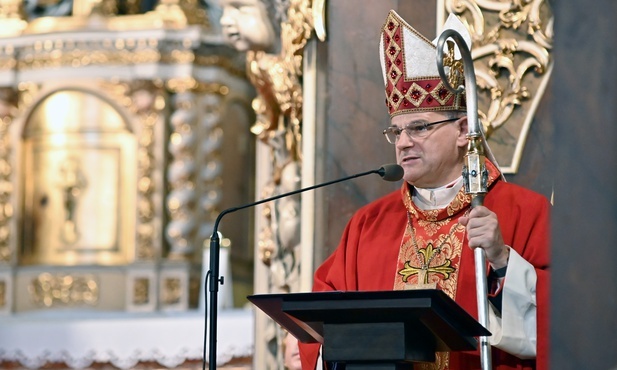 Biskup w czasie uroczystości patronalnych w katedrze.