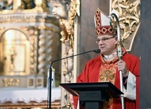 Biskup w czasie uroczystości patronalnych w katedrze.