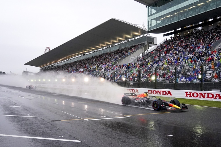 Formuła 1 - Verstappen wygrał deszczową GP Japonii i został mistrzem świata