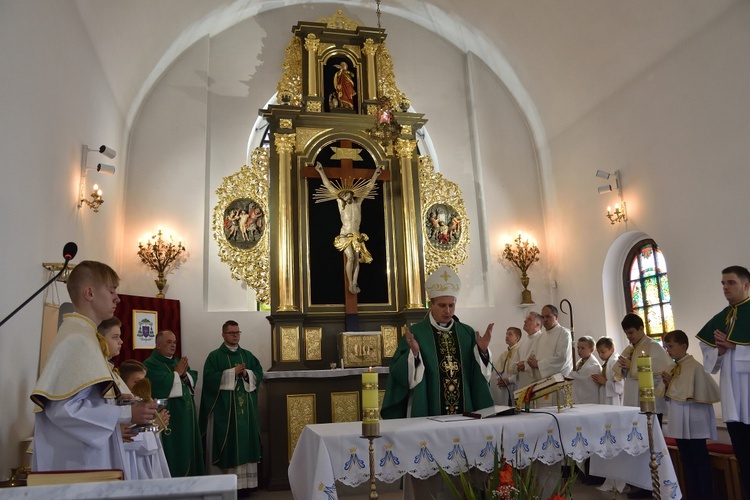 Uroczystość poświęcenia ołtarza w Przyjaźni.