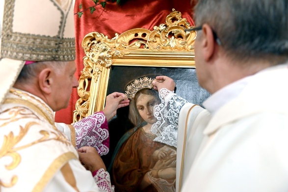 Koronę Matce Bożej wraz z arcybiskupem nałożył ks. Zbigniew Chromy.