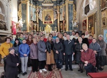 Członkowie grupy modlitewnej w sanktuarium maryjnym w Bogorii.