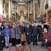 Członkowie grupy modlitewnej w sanktuarium maryjnym w Bogorii.