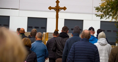 Jeleniogórscy mężczyźni pod krzyżem