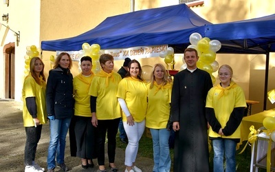 Ks. Marcin Zawada wraz z wolontariuszami na Dniu Papieskim.