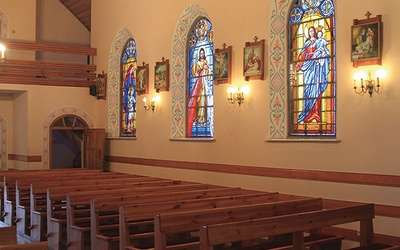 Trzy witraże: św. Anny, Jezusa Miłosiernego i Matki Bożej zostały wykonane w Łodzi.