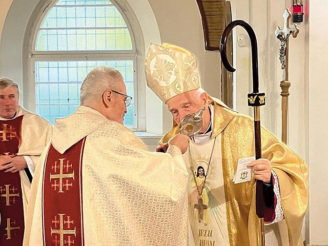 ▲	Biskup senior ucałował relikwie Apostołki Miłosierdzia.
