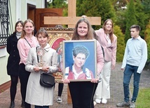 ▲	Krzyż, ikonę i relikwie błogosławionego wnieśli procesyjnie członkowie Katolickiego Stowarzyszenia Młodzieży.